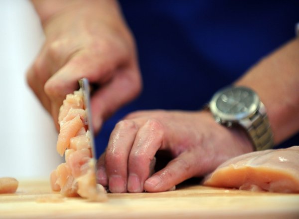 Use hot water to kill germs on the cutting board to prevent dirt from washing away! Experts reveal 3 cutting board cleaning NG behaviors