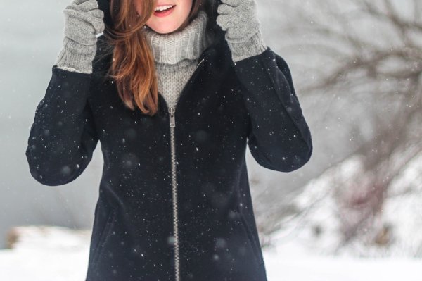 Wearing hot clothes indoors and sweating wildly? Experts reveal better cold prevention strategies, use one material to keep warm and dry