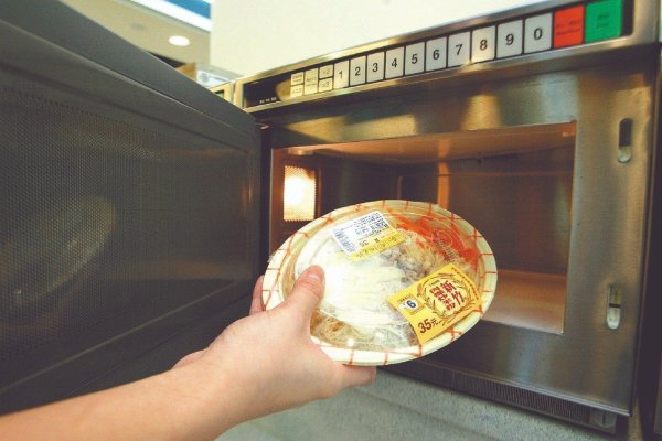 The microwave-heating food makes it dry and not delicious! Do a simple thing before the tutor gets hot