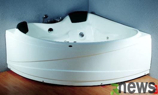 Tips for cleaning the bathtub: Wipe it with old newspaper