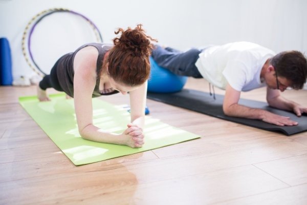Reduce the lower abdomen and waist to remove the red meat! Simple 5 steps: Dorsal and abdominal muscle training bag
