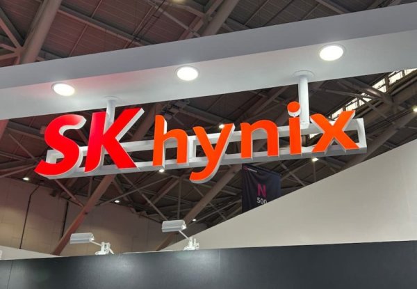 SK Hynix surpassed Samsung for the first time and became the world s largest memory manufacturer