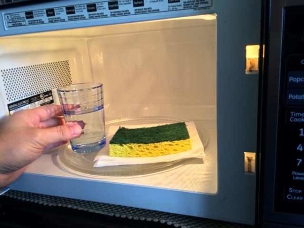 How to clean the oil and dirt in the microwave oven? A glass of water makes the microwave shiny