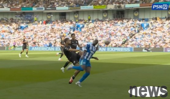 Nouri accidentally kicked Minter in the head! The latter fell to the ground after crossing and received treatment. The referee &VAR has no indication