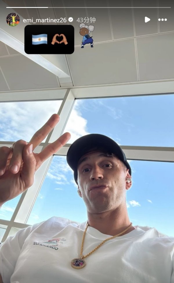 In a good mood! The transfer to Manchester United failed, and Martin rushed to the national team & social media to show his selfie 