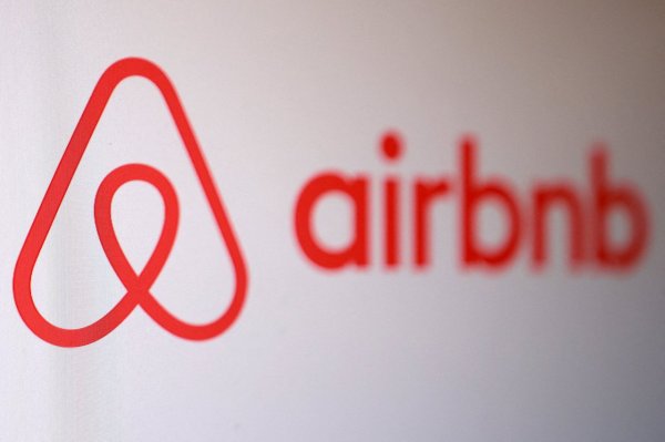 How to stay in Airbnb for a single traveler to be safe? The master revealed that he spent a little more money to book two rooms
