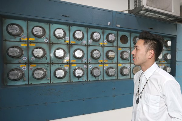 Adhering to one small action, her electricity bill was cut in half. The Internet exclaimed, 