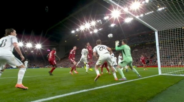 Today is the God of War! Van Dijk s header from close range was blocked by Courtois s reaction